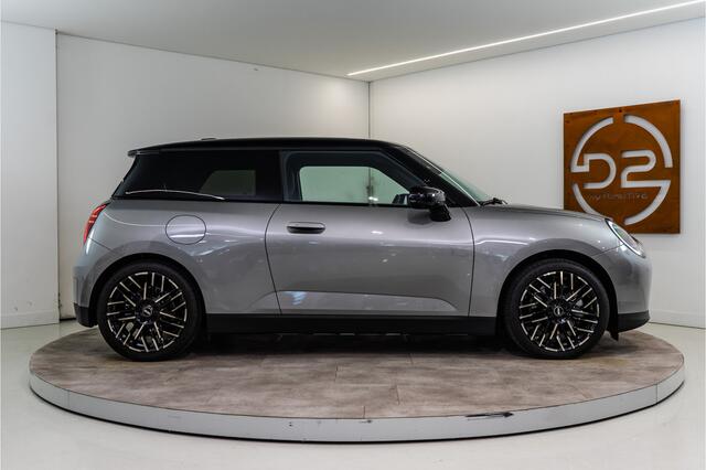 Mini Electric Mini Cooper SE Favoured 54.2 kWh 218PK NIEUW | Pakket XL | Harman/Kardon | Pano | Sfeer | VOL!