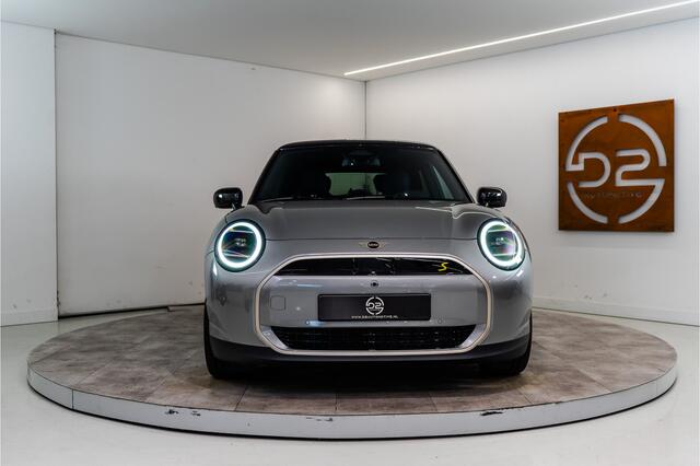 Mini Electric Mini Cooper SE Favoured 54.2 kWh 218PK NIEUW | Pakket XL | Harman/Kardon | Pano | Sfeer | VOL!