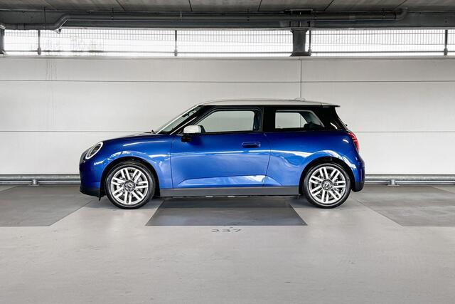 Mini Electric Cooper 3-deurs Cooper E Classic 40.7 kWh | Pakket S | Dak en spiegelkappen in wit