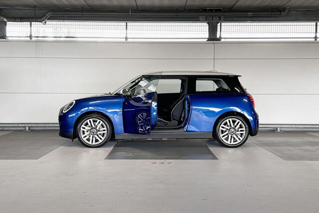Mini Electric Cooper 3-deurs Cooper E Classic 40.7 kWh | Pakket S | Dak en spiegelkappen in wit