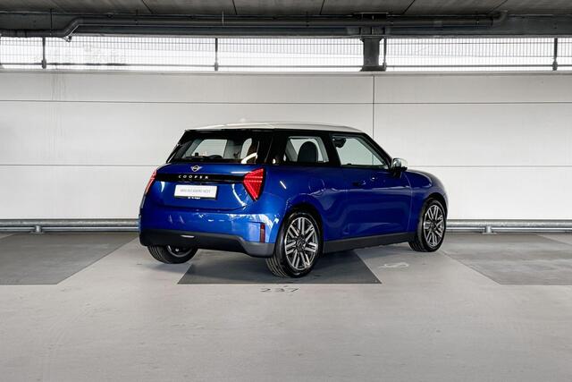 Mini Electric Cooper 3-deurs Cooper E Classic 40.7 kWh | Pakket S | Dak en spiegelkappen in wit