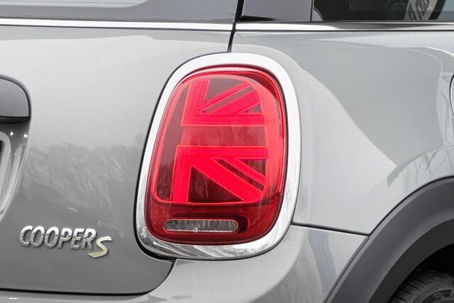 Mini Electric Camden Edition 33 kWh Comfort Acces / Achteruitrij Camera / Glazen Schuifdak / Sportstoel / Driving Assistant / Led Koplamp / Multifunctioneel Instrumenten Paneel