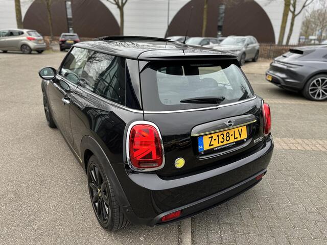Mini Electric Mini Yours 33 kWh 3 FASE OPLADEN SOH 97% | PANO DAK | STOELVERARMING | CAMERA | APPLE CARPLAY | NAVI | FULL LED | KEYLES | 12M MND BOVAG GARANTIE