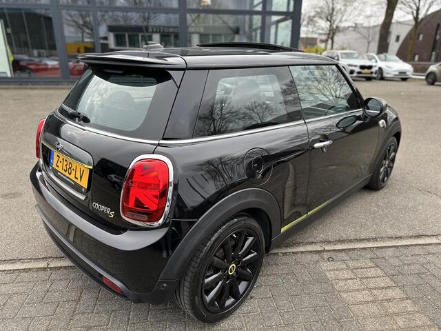 Mini Electric Mini Yours 33 kWh 3 FASE OPLADEN SOH 97% | PANO DAK | STOELVERARMING | CAMERA | APPLE CARPLAY | NAVI | FULL LED | KEYLES | 12M MND BOVAG GARANTIE