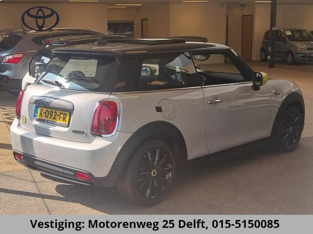 Mini Electric Mini Yours 33 kWh . SCHUIF-/KANTELDAK . LEDER . LICHTMETALEN VELGEN . PRIVACY GLASS