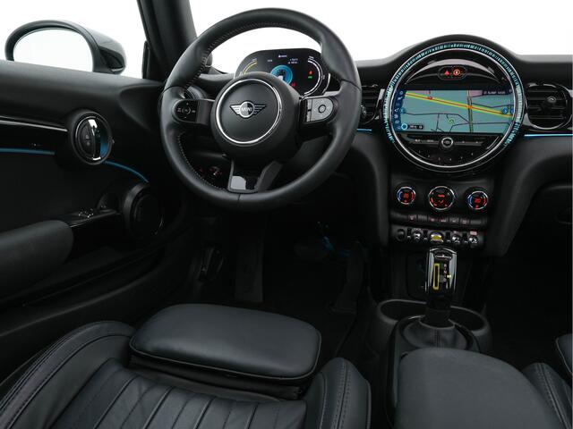 Mini Electric Mini Classic 33 kWh [ 3-Fase ] (INCL-BTW) Aut. *PANO | FULL-LEATHER | FULL-LED | HARMAN/KARDON-SOUND | KEYLESS | CAMERA | SPORT-SEATS | NAVI-FULLMAP | ECC | HEATED-SEATS | AMBIENT-LIGHT | DAB | DIGI-COCKPIT | PDC | 17"ALU