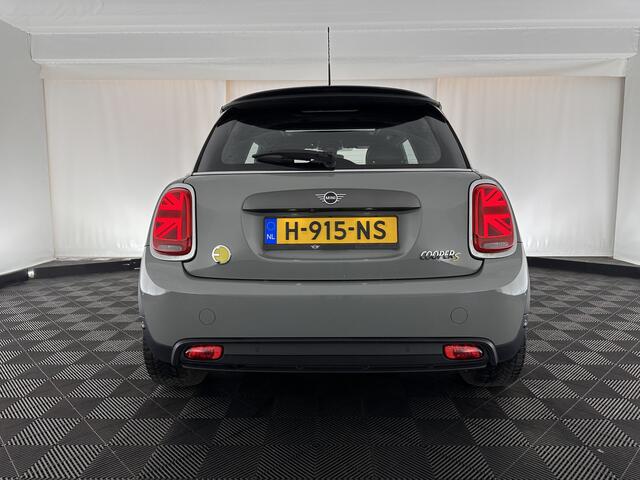 Mini Electric Mini Yours 33 kWh [ 3-Fase ] (INCL-BTW) Aut. *PANO | HEAD-UP | FULL-LEATHER | FULL-LED | HARMAN/KARDON-SOUND | KEYLESS | CAMERA | SPORT-SEATS | NAVI-FULLMAP | ECC | HEATED-SEATS | AMBIENT-LIGHT | DAB | DIGI-COCKPIT | PDC