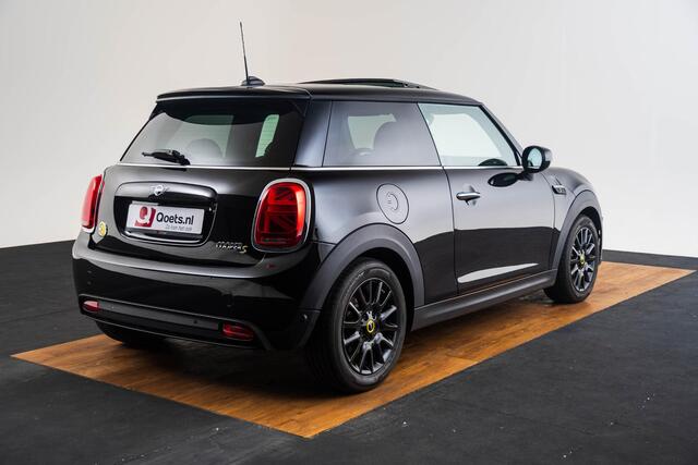 Mini Electric Mini MINI Yours 33 kWh Classic - Panoramadak - Warmtepomp - Elektrisch verwarmbare voorstoelen - Regensensor - Park Assistant - Achteruitrijcamera - Middenarmsteun voor - Navigatiesysteem -