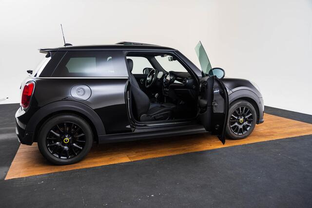 Mini Electric Mini MINI Yours 33 kWh Classic - Panoramadak - Warmtepomp - Elektrisch verwarmbare voorstoelen - Regensensor - Park Assistant - Achteruitrijcamera - Middenarmsteun voor - Navigatiesysteem -