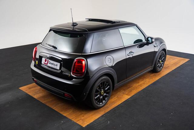 Mini Electric Mini MINI Yours 33 kWh Classic - Panoramadak - Warmtepomp - Elektrisch verwarmbare voorstoelen - Regensensor - Park Assistant - Achteruitrijcamera - Middenarmsteun voor - Navigatiesysteem -