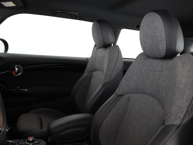 Mini Electric Mini Essential 33 kWh Cooper-S 184 pk | Half Leder | Camera |