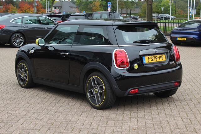 Mini Electric Mini Charged 33 kWh / Camera / Head-up / Leder / Harman Kardon / Keyless / 17'' / CarPlay / Stoelverwarming / Matrix LED / DAB / Cruise Control
