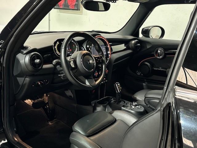 Mini Electric Mini Classic 33 kWh | Stoelverwarming | Stuurverwarming | 17 inch | Apple Carplay | Keyless | NL auto |