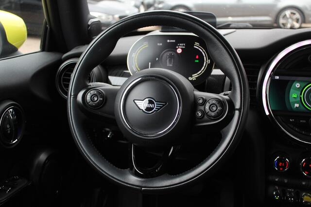 Mini Electric Mini Charged 33 kWh / Camera / Head-up / Leder / Harman Kardon / Keyless / 17'' / CarPlay / Stoelverwarming / Matrix LED / DAB / Cruise Control