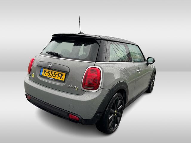 Mini Electric Mini Yours 33 kWh / SoH 95% / Full option! / Panoramadak / Camera / Head-up / Leder / Harman Kardon / Keyless / 17'' / CarPlay / Stoelverwarming / Matrix LED / DAB / Cruise Control