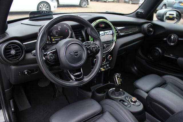 Mini Electric Mini Yours 33 kWh / SoH 95% / Full option! / Panoramadak / Camera / Head-up / Leder / Harman Kardon / Keyless / 17'' / CarPlay / Stoelverwarming / Matrix LED / DAB / Cruise Control