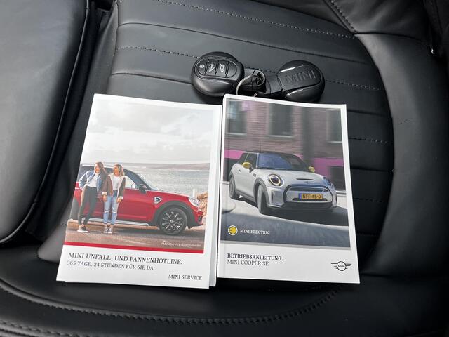 Mini Electric Cooper SE Electric Collection 33 kWh Young / Panorama schuifdak / Vol Leer / Topstaat / CCS snelladen / Stuur- & stoelverwarming / HUD / Navigatie / Apple Carplay Android / 18"LM wielen + 225/35R18 /