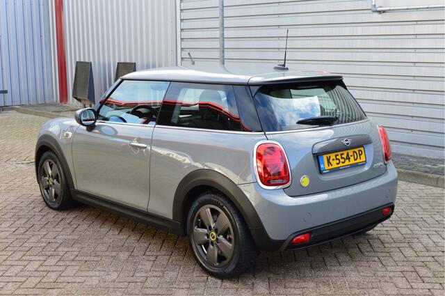 Mini Electric Mini Basic 33 kWh O.a: Navi, Clima, Cruise, Sportstoelen, Carplay, Etc. All-in prijs!