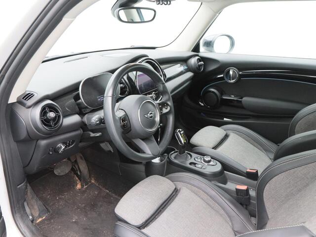 Mini Electric Mini Classic 33 kWh | Cruise Control | Stoelverwarming | Climate Control | Navigatie | CarPlay | Parkeersensoren | 26.956 Km!!