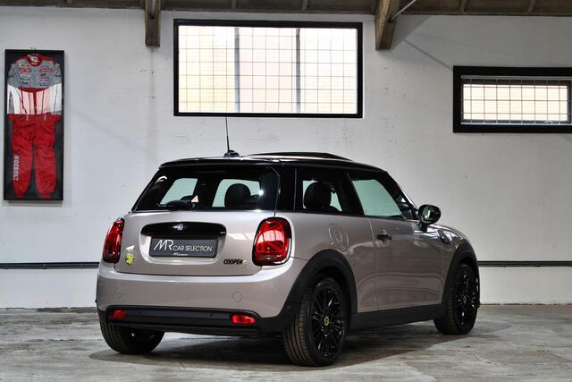 Mini Electric Mini Camden Edition 33 kWh | Panoramadak | 17 inch | Verwarmd stuurwiel | Apple Carplay | Parkeersensoren | Dealer onderhouden |