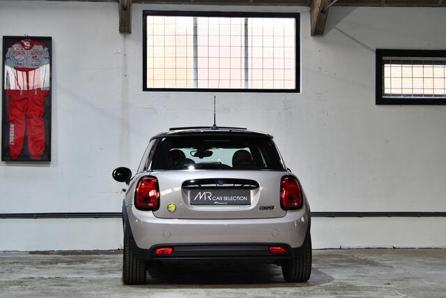 Mini Electric Mini Camden Edition 33 kWh | Panoramadak | 17 inch | Verwarmd stuurwiel | Apple Carplay | Parkeersensoren | Dealer onderhouden |