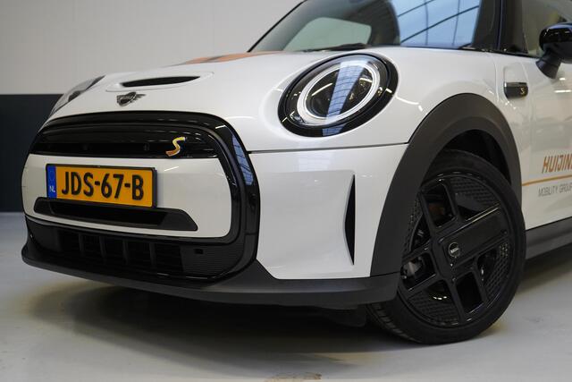 Mini Electric Mini Classic 33 kWh | Zwart optiek | Navigatie | Stoelverwarming | Privacy Glass