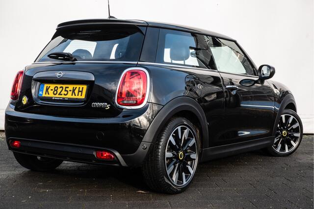 Mini Electric Mini Yours 33 kWh Panoramadak/ Harman-Kardon/ Navigatie/ Camera/ Leer/ Full led/ Stoelverwarming