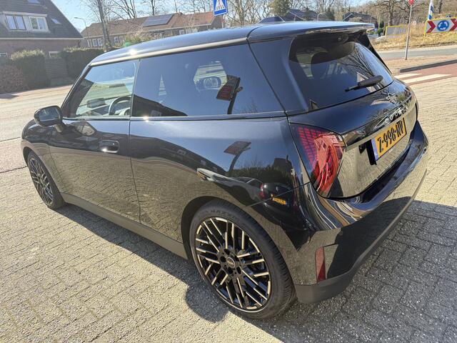 Mini Electric Mini Cooper SE 54 kWh Favoured M-pack, Camera | Pano | Leer