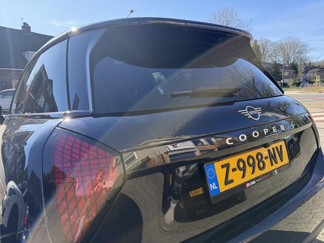 Mini Electric Mini Cooper SE 54 kWh Favoured M-pack, Camera | Pano | Leer