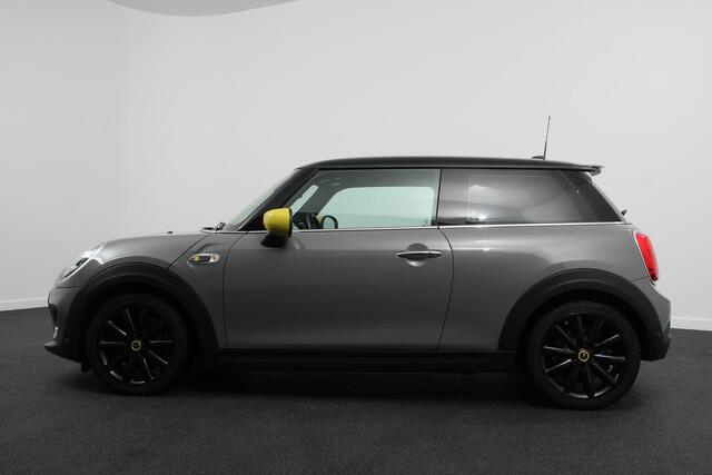Mini Electric Cooper Charged 33 kWh | Leder | Climate Control | Cruise Control | Navigatie | Camera | Head up | Harman Kardon