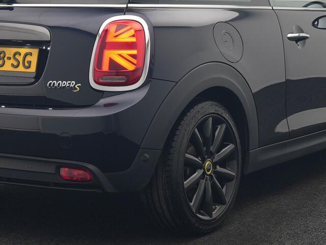 Mini Electric Mini Yours 33 kWh 184pk | Panodak | Head Up | Harman / Kardon | Camera | Lederen Sportstoelen Verwarmd | Keyless | Apple Carplay | Cruise Control | LED Koplampen | Virtual | Navigatie | DAB |