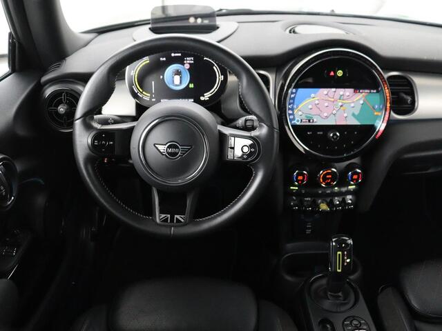 Mini Electric Mini Yours 33kWh | SOH 100% | Panoramadak | Leder | Stoelverwarming | Camera | Warmtepomp | Keyless | Head-Up | Carplay | Navigatie | Full LED | Park Assist