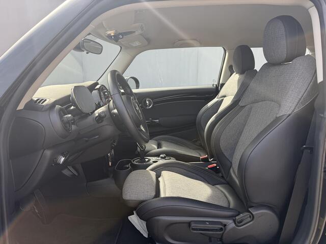 Mini Electric Cooper SE 33 kWh Automaat / Accu SOH 96% / Navigatie / Cruise Control / Stoel Verwarming / Apple Carplay & Android Auto / Start Stop / All Season Banden /