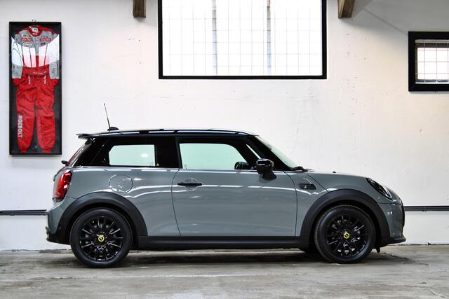 Mini Electric Mini Classic 33 kWh | Apple Carplay | Stuurwielverwarming | Camera | NL auto | 1e eigenaar | BTW | SOH 97% |