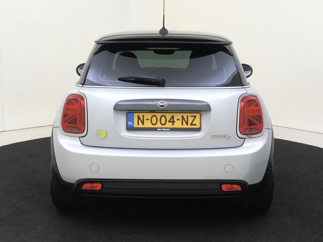 Mini Electric Mini Essential 33 kWh SOH waarde 97 % | airco automatisch | cruise control | LED koplampen | lederen/stof bekleding | lichtmetalen velgen 17"| navigatiesysteem full map |