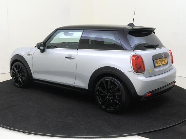 Mini Electric Mini Essential 33 kWh SOH waarde 97 % | airco automatisch | cruise control | LED koplampen | lederen/stof bekleding | lichtmetalen velgen 17"| navigatiesysteem full map |