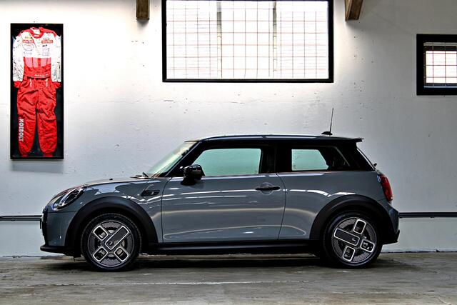 Mini Electric Mini Classic 33 kWh | Apple Carplay | Parkeersensoren achter | NL auto | 1e eigenaar | BTW |