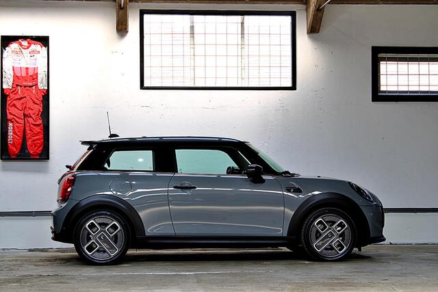 Mini Electric Mini Classic 33 kWh | Apple Carplay | Parkeersensoren achter | NL auto | 1e eigenaar | BTW |