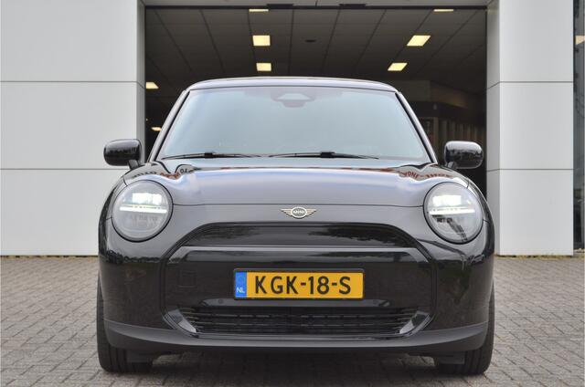 Mini Electric Mini E Blackyard 40.7 kWh NIEUWE AUTO! Stoelverwarmig | Camera | Carplay | Head Up Display | 17 " U-Spoke grey velgen! Nieuwprijs ¤32.990,-!!