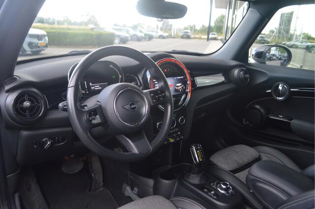 Mini Electric Classic / Panoramadak / Sportstoelen / Achteruitrijcamera / Cruise Control / LED / 16" LM Victory Spoke zwart