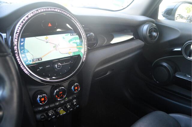 Mini Electric Classic / Panoramadak / Sportstoelen / Achteruitrijcamera / Cruise Control / LED / 16" LM Victory Spoke zwart