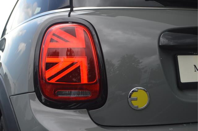 Mini Electric Classic / Panoramadak / Sportstoelen / Achteruitrijcamera / Cruise Control / LED / 16" LM Victory Spoke zwart