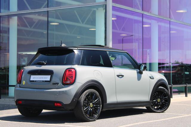 Mini Electric Classic / Panoramadak / Sportstoelen / Comfort Access / Achteruitrijcamera / Active Cruise Control / Head-Up