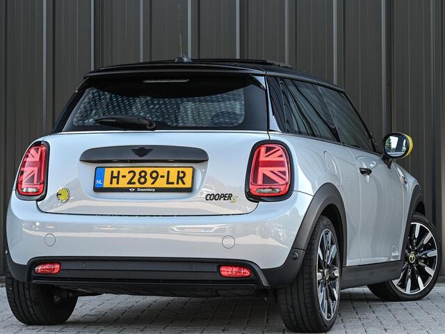 Mini Electric Yours 33 kWh | NL-Auto | Dealeronderhouden | Panoramadak | Harman/Kardon | HUD | Camera | Stoelverwarming | Keyless Entry |