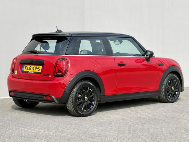 Mini Electric Classic 33 kWh / SOH 95% / All Season banden / Apple Carplay/Android Auto / Navigatie / Stoelverwarming / Keyless entry/start /
