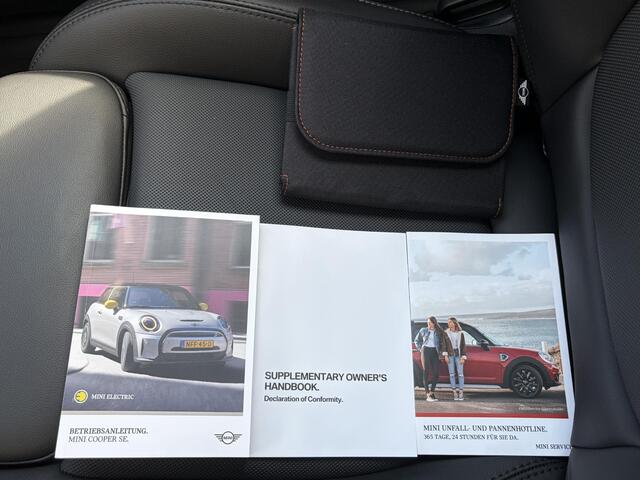 Mini Electric Classic 33 kWh / SOH 95% / All Season banden / Apple Carplay/Android Auto / Navigatie / Stoelverwarming / Keyless entry/start /