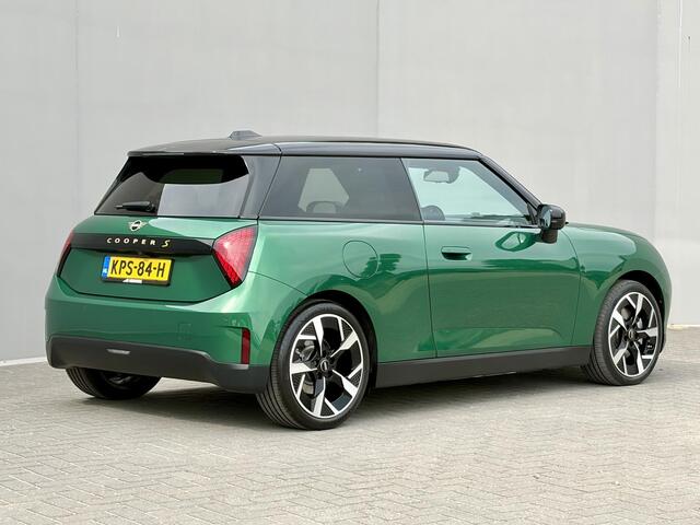 Mini Electric 3-Deurs Cooper SE Paul Smith Ed. S 54.2 kWh / SOH 98% / 3 Fasen / Fabrieksgarantie tot 30-12-2027 / Navigatie / CCS snel laden / Apple Carplay Android / Stuur & Stoelverwarming / Elektrisch verstelbare Stoelen / Climate Control / 360 Graden Camera / Harman/Kardon / HUD /