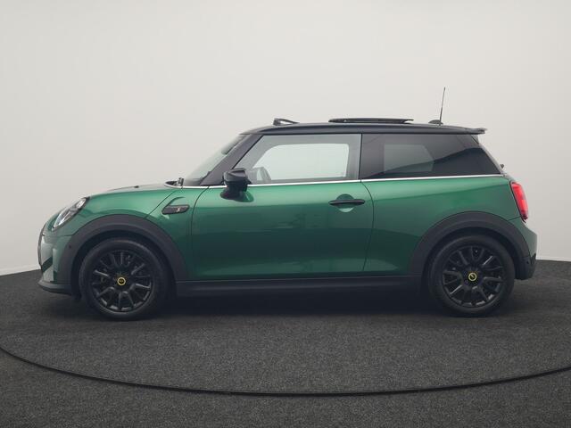 Mini Electric Cooper SE 33 kWh 184pk Dealer O.H | Panodak | Head Up | Camera | Harman / Kardon | Warmtepomp | Sportstoelen Verwarmd | Keyless | Apple Carplay | Sfeerverlichting | DAB | Virtual | Navigatie | 16"L.M |