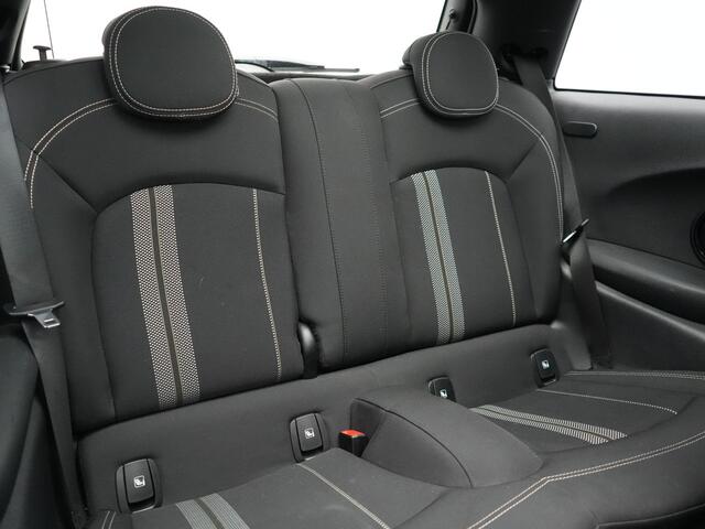 Mini Electric Cooper SE 33 kWh 184pk Dealer O.H | Panodak | Head Up | Camera | Harman / Kardon | Warmtepomp | Sportstoelen Verwarmd | Keyless | Apple Carplay | Sfeerverlichting | DAB | Virtual | Navigatie | 16"L.M |