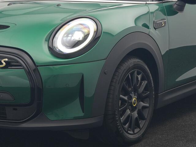 Mini Electric Cooper SE 33 kWh 184pk Dealer O.H | Panodak | Head Up | Camera | Harman / Kardon | Warmtepomp | Sportstoelen Verwarmd | Keyless | Apple Carplay | Sfeerverlichting | DAB | Virtual | Navigatie | 16"L.M |